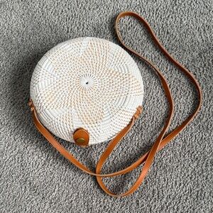 NWOT-Rattan White and Tan Woven Round Pillbox Crossbody, Snap Close Bag! 8”x3”.